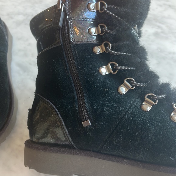 Ugg Kids Viki Boots - Picture 8 of 11